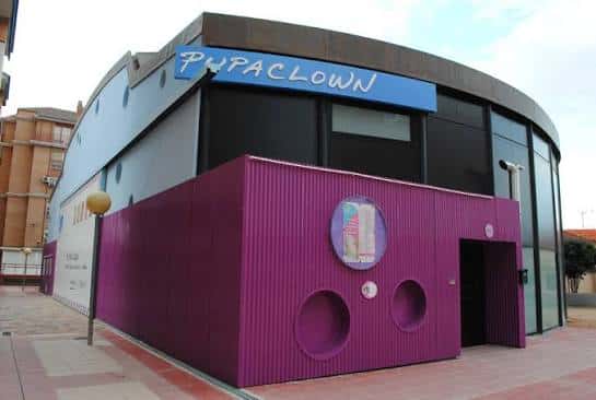 Fachada exterior del teatro Pupaclown con su distintivo diseño curvo y colores vibrantes