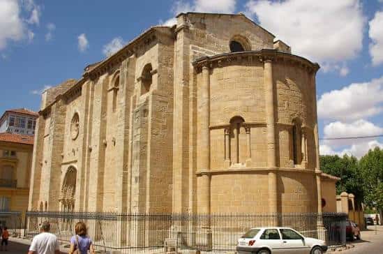 Vista exterior lateral de la iglesia bajo cielo azul