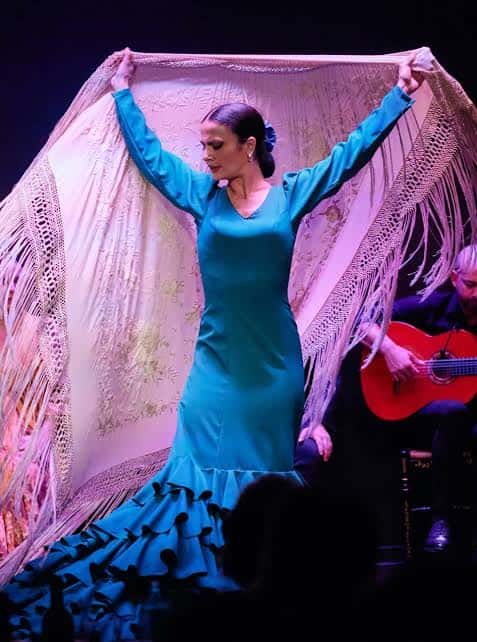 Bailaora con mantón de Manila durante una actuación en el tablao