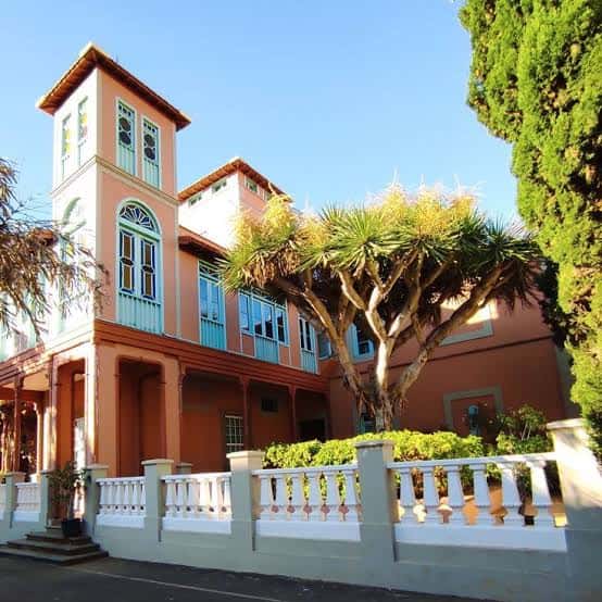 Fachada principal de Casa Pisaca con arquitectura colonial y jardines tropicales