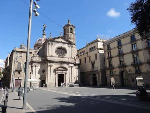 Vista diurna de la Plaça de la Mercè con la fachada de la Basílica y el entorno urbano