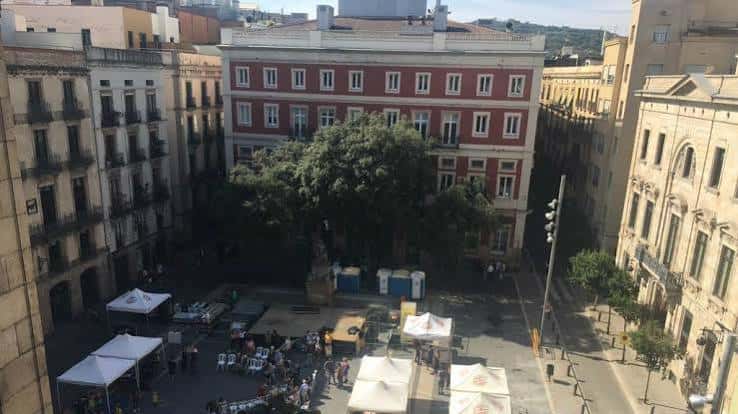 Plaza de la Mercè desde una perspectiva elevada mostrando eventos al aire libre y arquitectura circundante