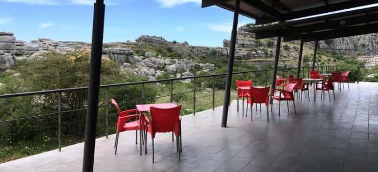 Terraza exterior del Centro de Visitantes con vistas al paisaje kárstico