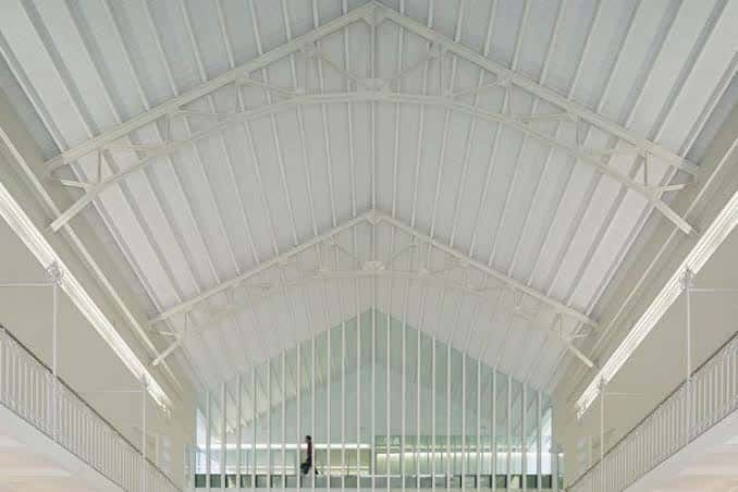 Vista cenital de la estructura arquitectónica del techo y pasarelas superiores