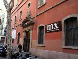 Fachada principal del Museo de la Xocolata con el logo 'mx'