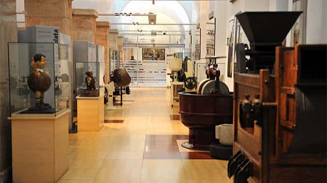 Interior del museo mostrando maquinaria histórica para procesar chocolate