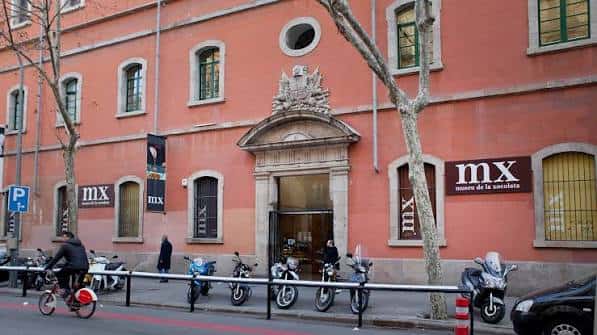 Vista completa de la fachada rosa del edificio en la calle