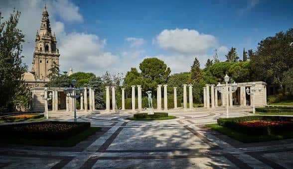 Vista panorámica de los Jardines de Joan Maragall con columnas clásicas y la Catedral del Tarraco al fondo