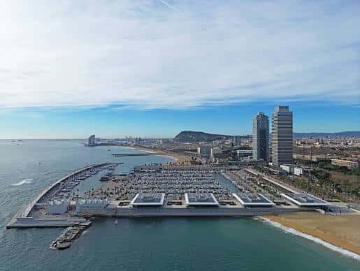 Vista aérea panorámica del Puerto Olímpico y el Living Lab frente al mar