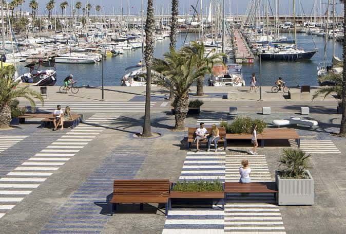 Vista panorámica del puerto deportivo con embarcaciones y zona peatonal