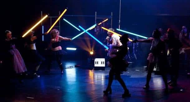 Escenario iluminado durante un concierto o espectáculo en vivo