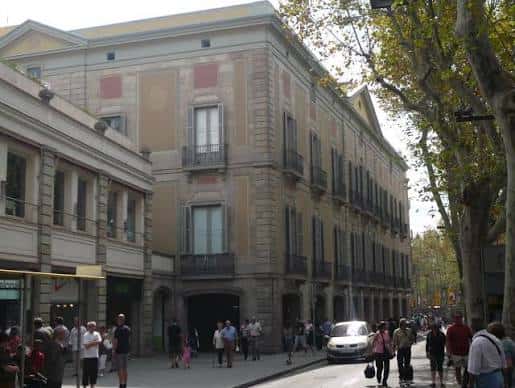 Vista exterior del Palau Moja desde la calle con ambiente urbano
