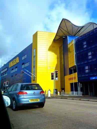 Vista exterior del IKEA Southampton con su distintiva fachada azul y amarilla