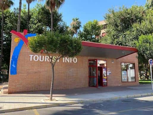 Oficina de Turismo de Gandia con fachada de ladrillo y letrero 'TOURIST INFO'
