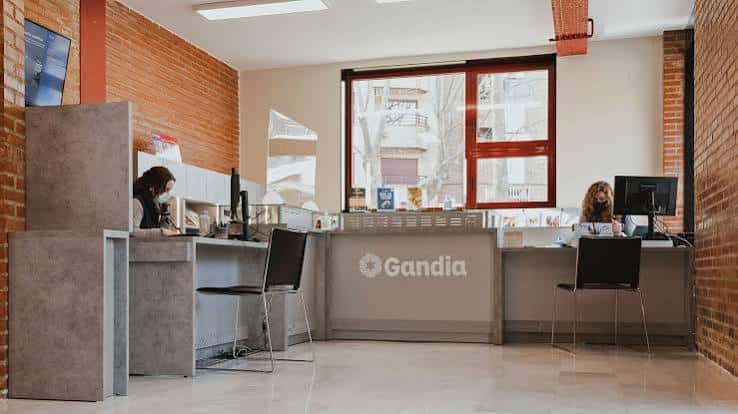 Interior de la oficina de turismo con mostrador y personal atendiendo