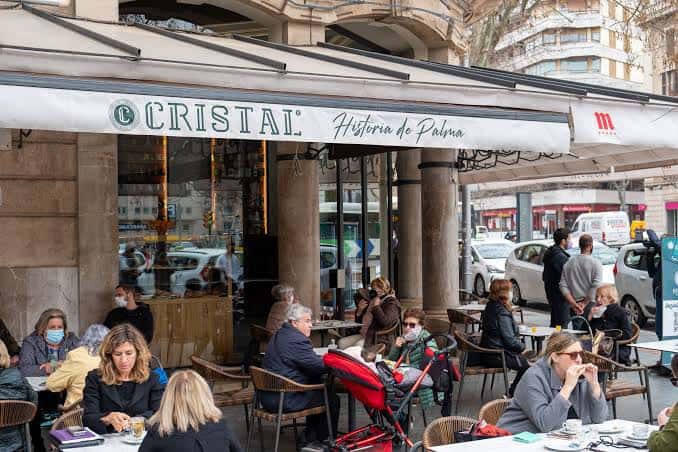 Terraza exterior del Bar Cristal con clientes disfrutando de la atmósfera