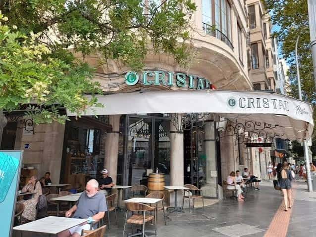 Fachada clásica del Bar Cristal en el casco antiguo de Palma