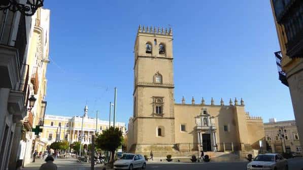 Torre de la Iglesia de San Juan Bautista en la Plaza de España