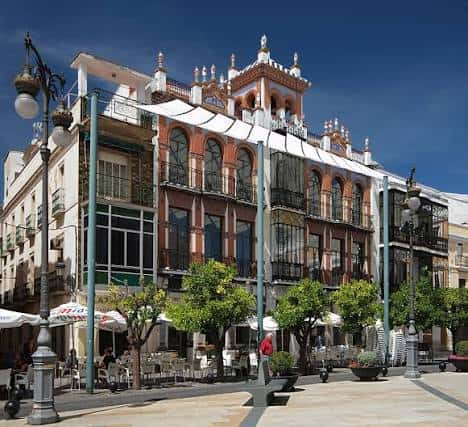 Fachada del Edificio Álvarez Buiza con detalles arquitectónicos y jardines verticales