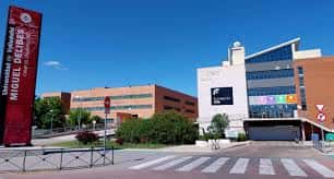 Campus Miguel Delibes de la Universidad de Valladolid con edificios modernos y señalización
