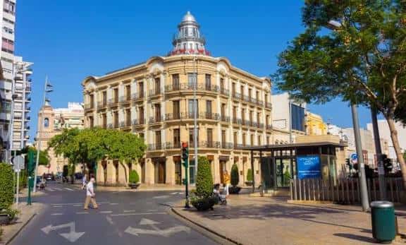 Fachada principal de la Puerta de Purchena durante el día bajo cielo azul