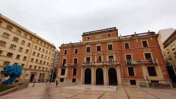 Vista general de la Plaza de las Aulas con el edificio principal y escultura azul
