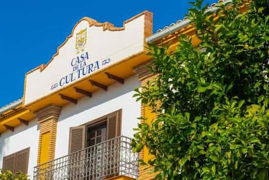 Fachada principal de la Casa de la Cultura con detalles arquitectónicos y cielo azul