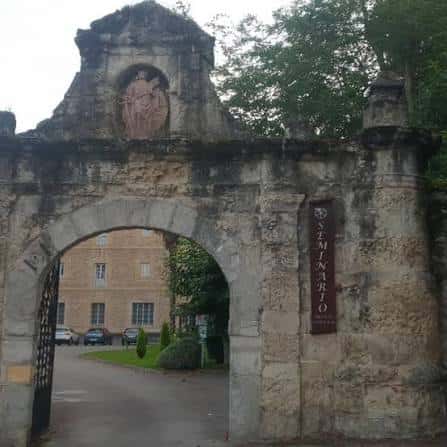 Puerta de acceso al recinto con escudo religioso y letrero 'Seminario'
