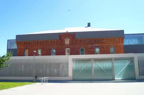 Fachada principal del edificio durante el día con cielo despejado