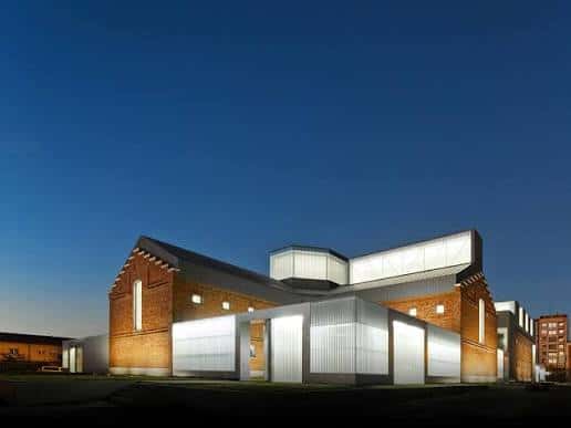 Iluminación nocturna del Centro Cultural LÉCRAC destacando su arquitectura