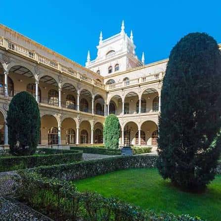 Patio interior del Campus de la Merced con arcos y jardines bien cuidados