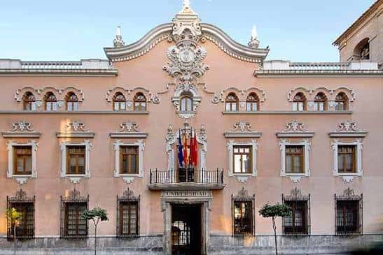Fachada principal del edificio histórico del campus con detalles ornamentales