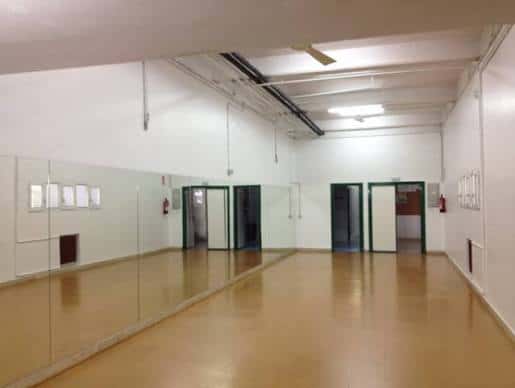 Sala de ensayo o gimnasio con espejos en el Pabellón Parque