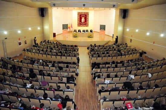 Interior del Paraninfo de la UCLM en Cuenca con aforo completo y escenario