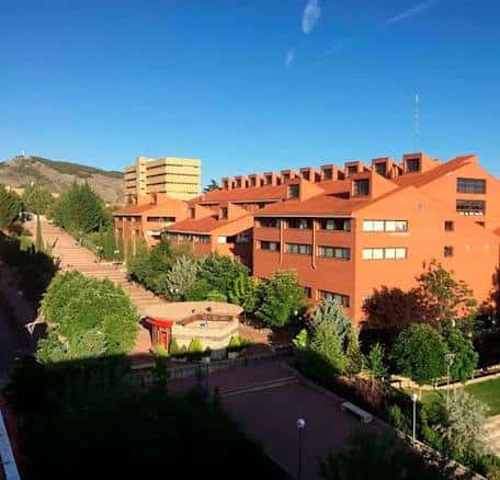 Vista exterior del campus de la Universidad de Castilla-La Mancha en Cuenca bajo cielo azul