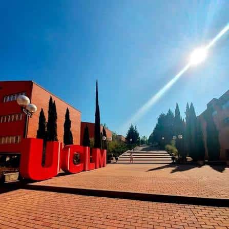 Entrada principal del campus con letras rojas 'UCLM' y escalinata central