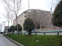 Vista exterior del Hospital Municipal de Badalona con fachada moderna y entorno ajardinado