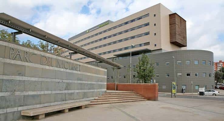Entrada principal del complejo hospitalario junto al Parc del Mollonet