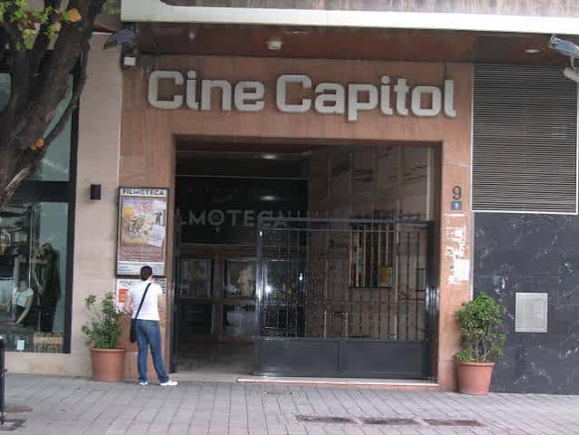 Vista exterior de la entrada principal del Cine Capitol