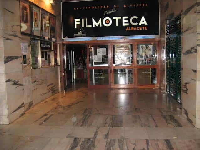 Hall de acceso a la Filmoteca Municipal con el cartel institucional