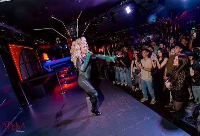 Show drag en el escenario principal del club