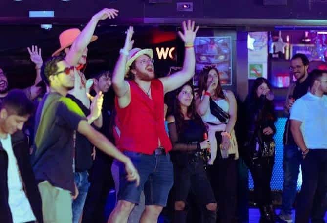 Público disfrutando de la fiesta en la pista de baile