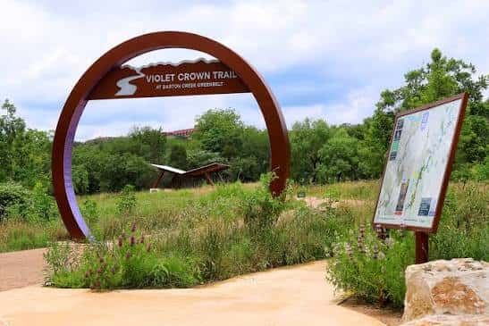 Entrada del sendero Violet Crown Trail con señalización y mapa informativo