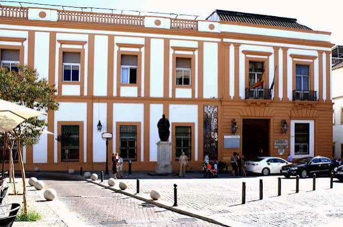 Fachada principal de la Escuela de Arte Mateo Inurria con estatua y plaza
