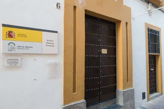 Entrada principal del Archivo Histórico Provincial de Córdoba con fachada blanca y puerta de madera oscura