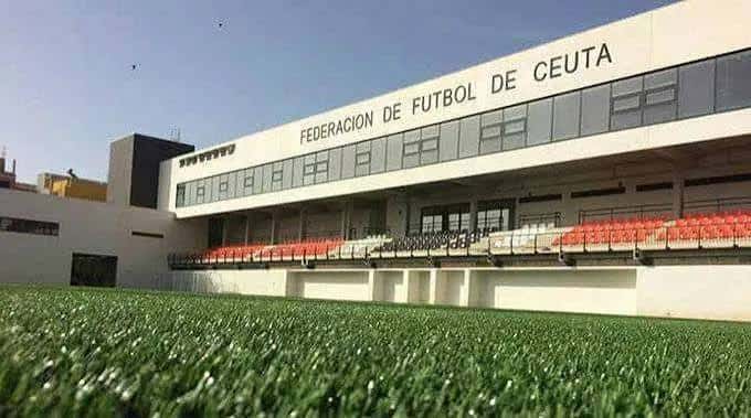 Fachada del edificio de la Federación de Fútbol de Ceuta con césped artificial en primer plano