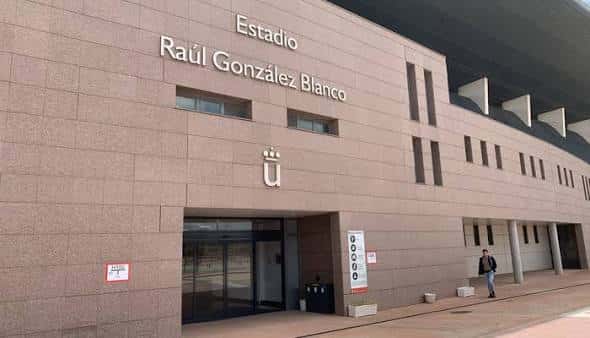 Vista exterior del Estadio Raúl González Blanco mostrando la fachada principal con el nombre del estadio