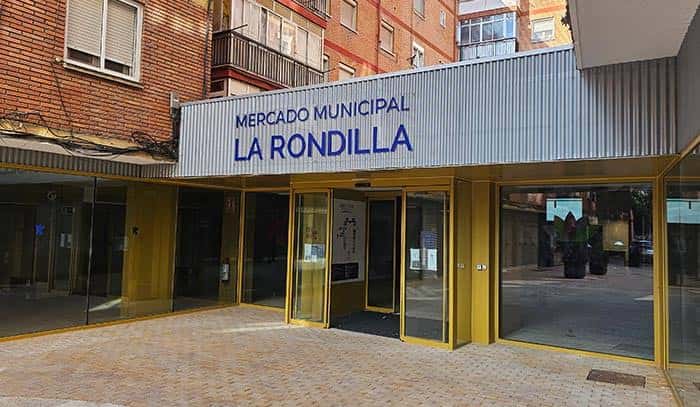 Entrada principal del Mercado Municipal La Rondilla con fachada moderna y letrero azul