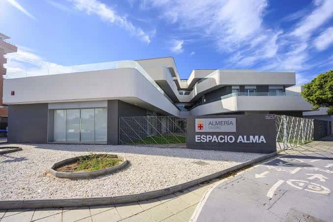 Vista exterior del edificio Espacio Alma con cielo azul y diseño arquitectónico moderno