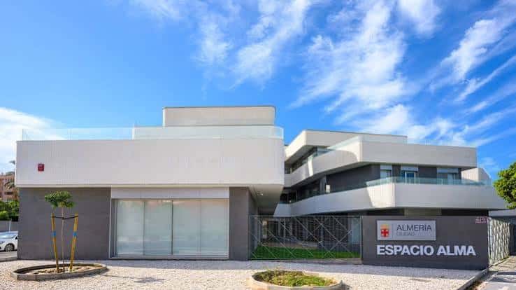 Fachada principal de Espacio Alma bajo un cielo despejado, mostrando su estructura contemporánea